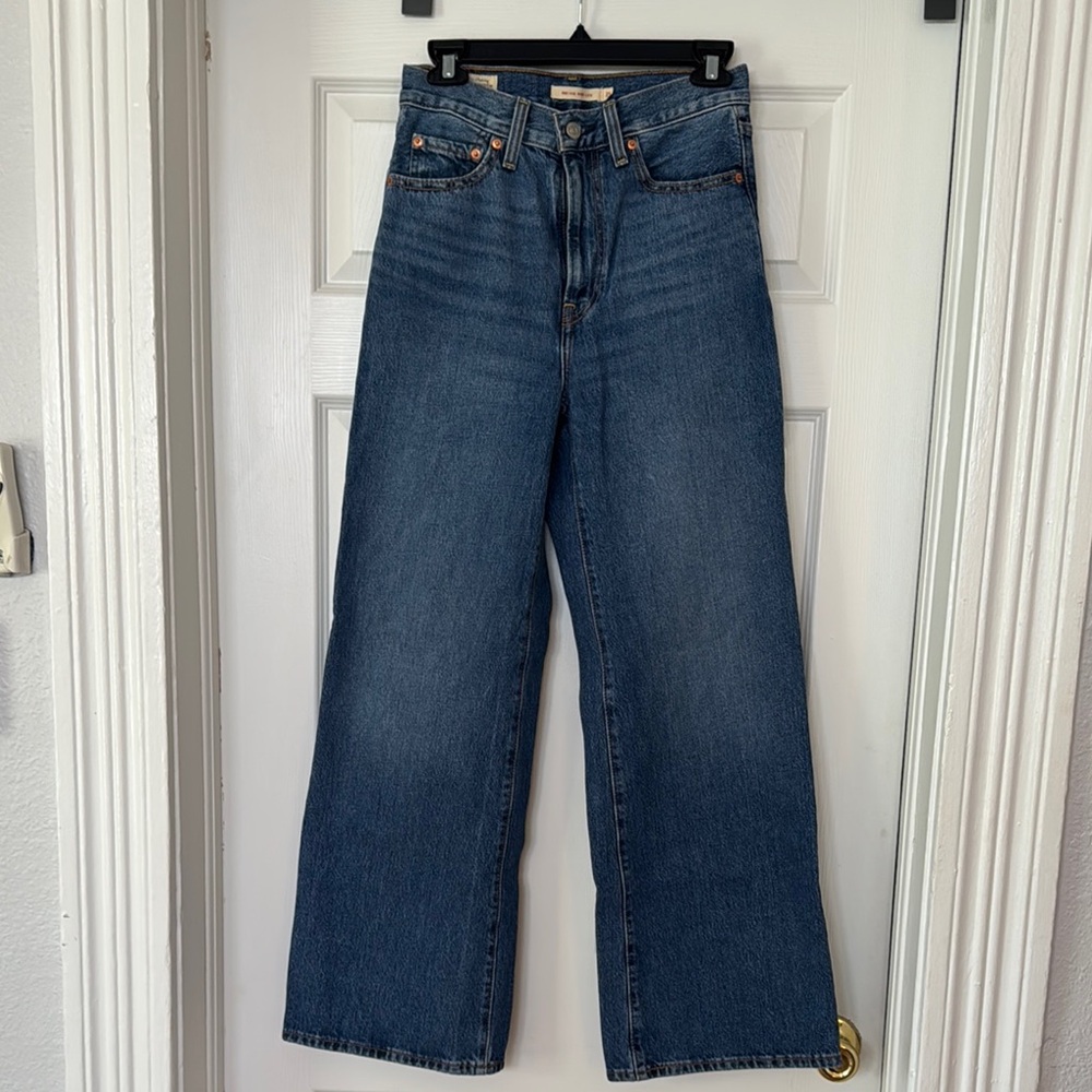 EUC Levi’s Ribcage Wide Leg Dark Wash